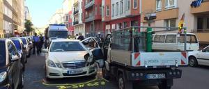 Wegen dieses Unfalls ist die Zossener Straße in Kreuzberg derzeit gesperrt.