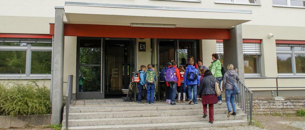 Nein, die Schuluhr geht nicht falsch: Die Kinder der maroden Achard-Grundschule haben einfach eine weite Busfahrt bis zum Ausweichstandort hinter sich.