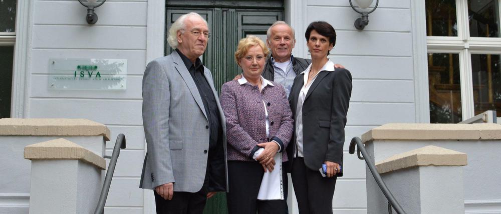 Die vier Schulmacher: Klaus Lehnert, Barbara Greenham, Peter und Svetlana Zühlsdorff (v.l.n.r.) vor dem Hauptgebäude der Schule.