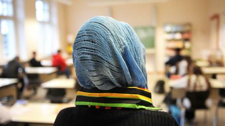 Eine Schülerin mit Kopftuch. 