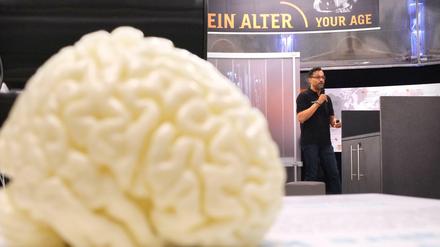 Modell eines Gehirns in der Ausstellung "Ey Alter" im Schöneberger Gasometer.