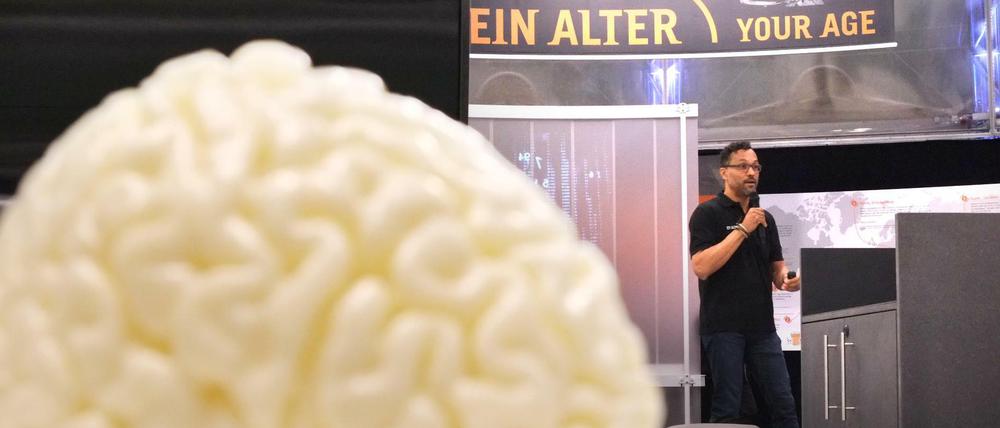 Modell eines Gehirns in der Ausstellung "Ey Alter" im Schöneberger Gasometer.