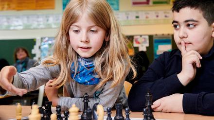 Janne (8) und Tahar (9) lernen Schach. Die Andersen-Grundschule im Soldiner Kiez setzt seit zehn Jahren auf die Förderung. 