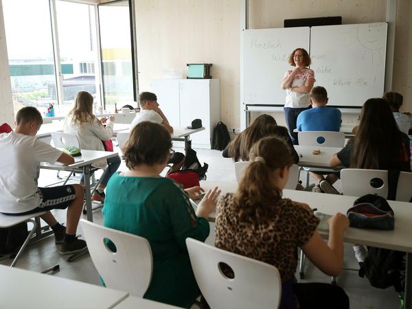 Sie trafen sich sofort im Klassenraum: die Hellersdorfer Schüler, die auch in das neue Gebäude in Mahlsdorf einziehen.