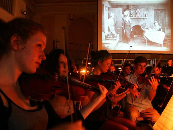 Das 65köpfige Sinfonieorchester probt die Originalstummfilmmusik zur Begleitung des Chaplin-Films "Shoulder Arms" im Jahr 2012.