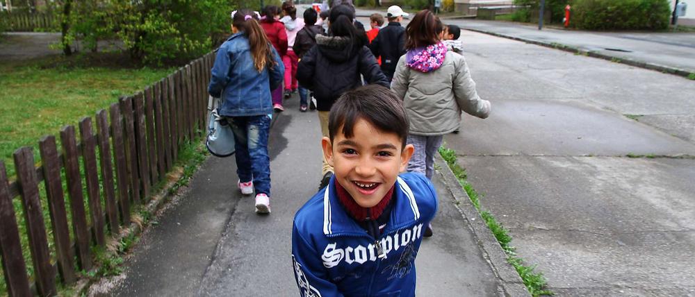 Omar aus Serbien und viele andere Flüchtlingskinder werden in Marienfelde unterrichtet.