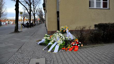 Am 11. Todestag von Hatun Sürücü im Februar 2016 haben Menschen Blumen und Kerzen am Gedenkstein niedergelegt.