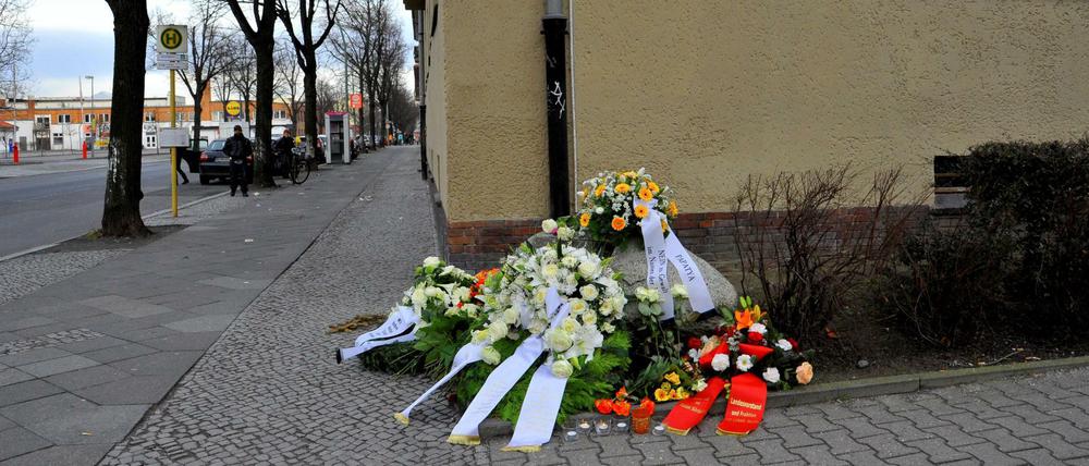 Am 11. Todestag von Hatun Sürücü im Februar 2016 haben Menschen Blumen und Kerzen am Gedenkstein niedergelegt.