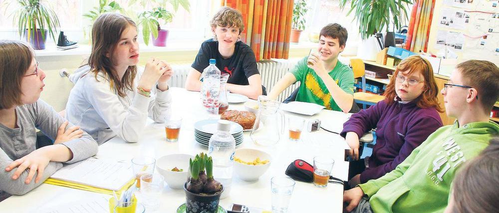 Konferenz. Sechs Redakteure des „Rasenden Kuriers“ treffen sich jeden Dienstag in der Sancta-Maria-Schule in Zehlendorf, um die nächste Ausgabe zu planen. 
