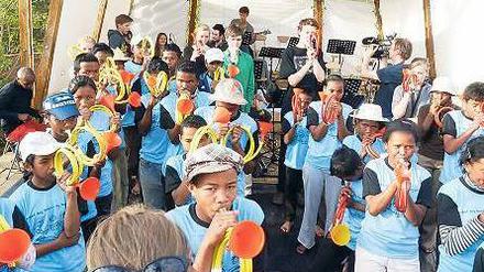 Musiker aus zwei Welten. Madagassen und Berliner spielten gemeinsam auf Trompeten aus Gartenschläuchen.