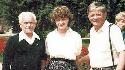Treffen in Krakau. KZ-Überlebender Bronislaw Przedpelski (li), Tagesspiegel-Redakteurin Susanna Nieder und ihr Vater im Sommer 1983.