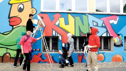 Sprüh-Kunst. Schüler und Lehrer des Weddinger Diesterweg-Gymnasiums gestalten die Schulfassade mit Graffiti. 