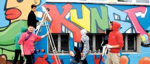 Sprüh-Kunst. Schüler und Lehrer des Weddinger Diesterweg-Gymnasiums gestalten die Schulfassade mit Graffiti. 