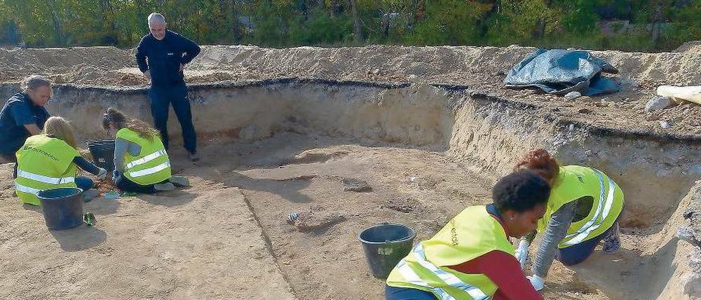 Schüler der Clay-Schule bei archäologischen Grabungen auf dem Gelände, auf dem einmal ihr neues Schulgebäude stehen soll.