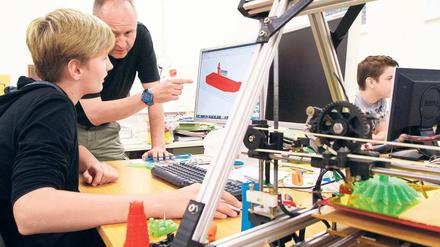 Ausdrücklich lehrreich. In der Grünauer Werkstatt des Vereins TJP können Schüler mit 3-D-Druckern arbeiten. 