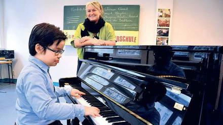 Der Junge am Klavier. Der neunjährige Odric spielt auf dem neuen Instrument in der Kurt-Tucholsky-Grundschule in Moabit. 