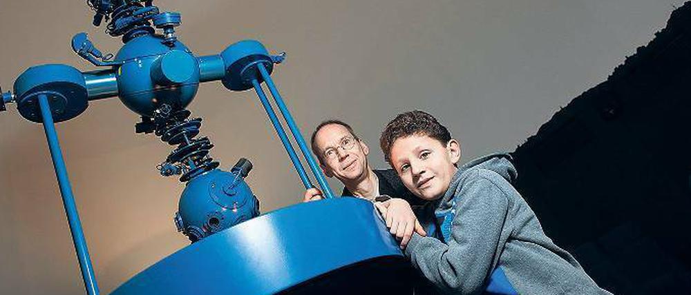 Sternensucher. Felix Lühning, Leiter der Sternwarte und Fibonacci-Mentor, zeigt dem 13-jährigen Ahmad den Zeiss-Projektor des Kleinplanetariums. F: G. Moritz, © SDTB/ F.M. Arndt