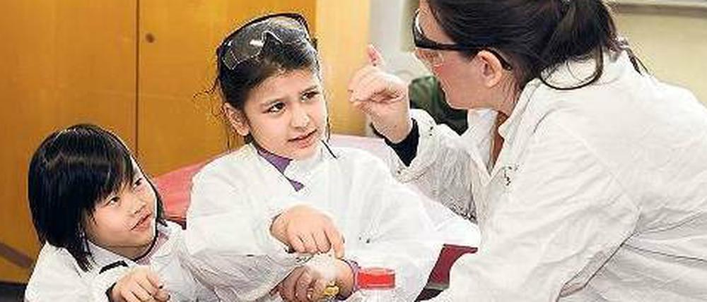 Kleine Wissenschaftler. Im Schöneberger Mitmachlabor „Die Erdforscher“ können Kinder geologische Experimente durchführen. 