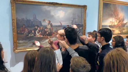 Schüler aus Spandau im Deutschen Historischen Museum vor dem Gemälde „Abschied der Auswanderer“. 