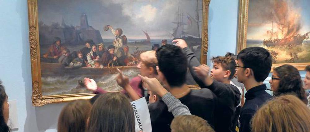 Schüler aus Spandau im Deutschen Historischen Museum vor dem Gemälde „Abschied der Auswanderer“. 