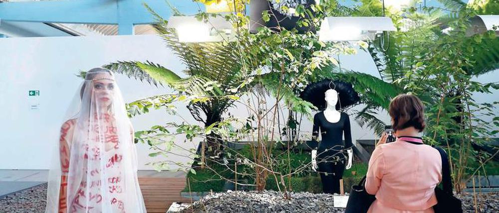 Transparente Burka. Kostüme und Fotografien der Schülerinnen des Oberstufenzentrums Mode sind im Garten der Diaspora im Jüdischen Museum ausgestellt.