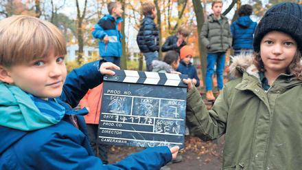 Und Action. Schüler der Klasse 5 b der Wald-Grundschule in Charlottenburg bei den Dreharbeiten ihres Kurzfilms „Ein Albtraum für alle“. Es geht um das Thema Kinderrechte. Die Schüler haben sowohl das Drehbuch geschrieben, als auch Regie geführt und Kamera und Ton bedient. Ein erfahrener Medienpädagoge hat die Schüler dabei beraten. 