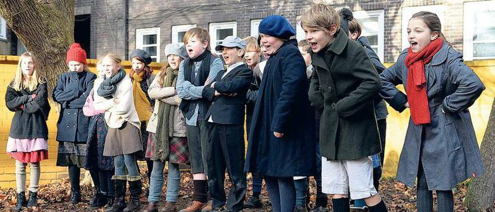 Schauspielschüler. Kinder aus der Cecilien-Grundschule in Wilmersdorf proben eine Szene für den Film „Susi, die Enkelin von Haus Nummer 4 und die Zeit der versteckten Judensterne“, den ihre Lehrerin Birgitta Behr konzipiert hat. Gedreht wird unter anderem auf dem Schulhof. 
