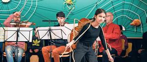Tanz und Töne. Schülerinnen und Schüler der Schöneberger Teltow-Schule führen mit Musikern der Berliner Philharmoniker ein Stück über Spinnen auf.