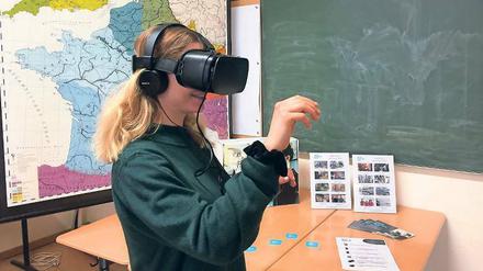 Jobs im Blick. Eine junge Frau probiert eine Virtual-Reality-Brille aus. 
