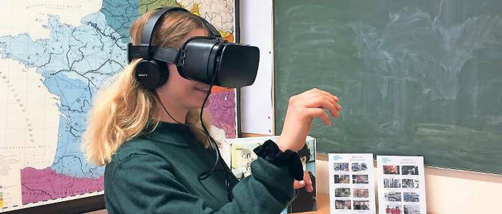 Jobs im Blick. Eine junge Frau probiert eine Virtual-Reality-Brille aus. 