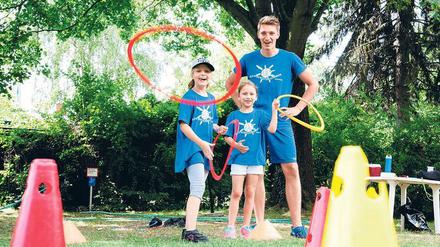 Ringewerfen gehört zum Unterhaltungsprogramm für die Grundschüler zwischen sechs und zwölf Jahren, das der Verein Oranje mit Camp-Leiter Nico Rost (rechts) in den Ferien anbietet. 
