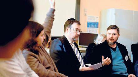 Respekt-Tandem. Rabbiner Elias Dray und Imam Ender Cetin (r.) besuchten am Montag die Friedenauer Gemeinschaftsschule. 