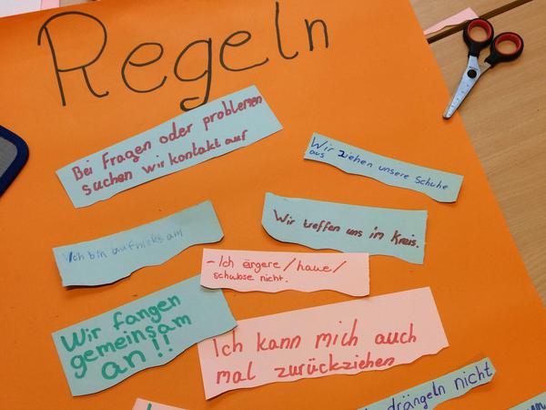 Mit Stift und Schere: Die Hort-Kinder stellen ihre eigenen Regeln auf.