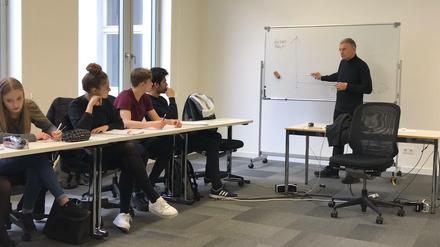 Professor Klaus Hurrelmann spricht mit Schülerinnen und Schülern des Walther-Rathenau-Gymnasiums.