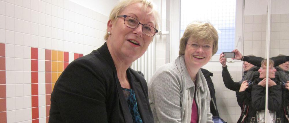 Schulleiterin Ulrike van Rinsum (l.) und Stadträtin Cerstin Richter-Kotowski im frisch sanierten Waschraum.