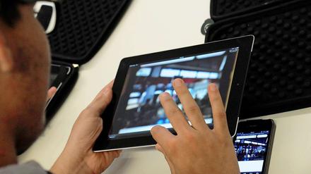 Schüler am Hannah-Ahrendt-Gymnasium in Rudow setzen iPads im Unterricht ein.