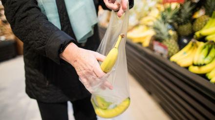 Noch immer nehmen viele Kunden die dünnen Plastiktüten im Supermarkt, um Obst zu kaufen. 