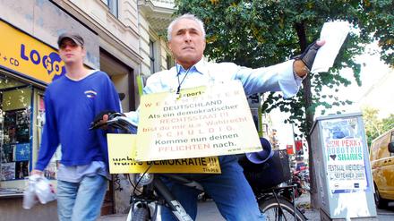 Aydin Akin radelt durch Berlin und demonstriert für das Wahlrecht von Ausländern.