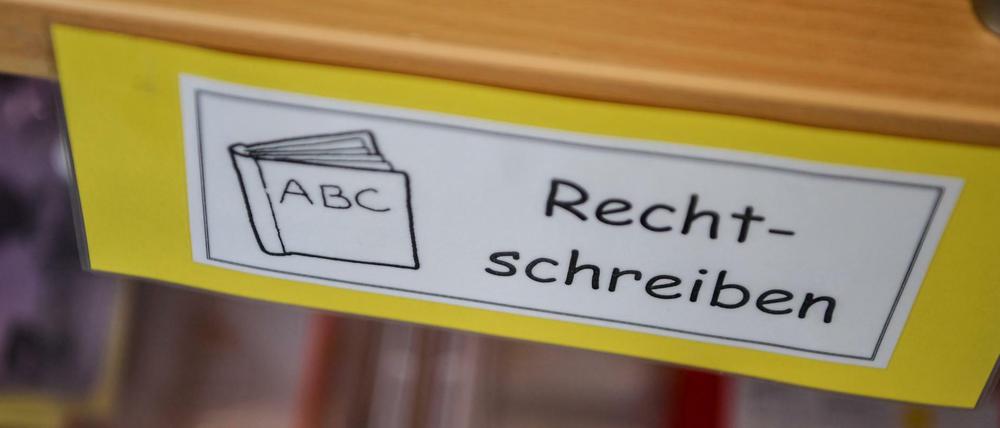 "Rechtschreiben": Ein Schild an einem Schulregal.