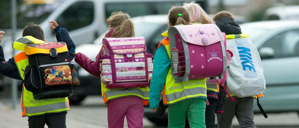 Laufen Kinder zur Schule oder in den Kindergarten, lernen sie, sich sicherer im Straßenverkehr zu bewegen.