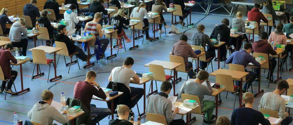 Als wäre so eine Abitur-Prüfung nicht schon anstrengend genug. Jetzt müssen sich die Schüler vor einer ihrer wichtigsten Unterrichtsprüfungen auch noch mehr als intensiv um Mitfahrgelegenheiten kümmern in Brandenburg. 