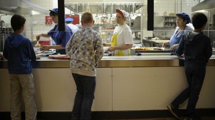 Die Küchenkräfte der Schulcaterer bangen jetzt um ihren erhöhten Mindestlohn. 
