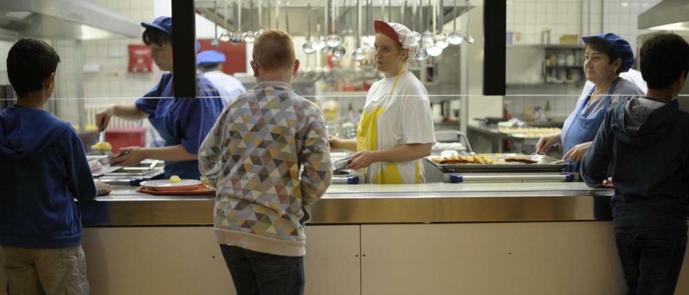 Die Küchenkräfte der Schulcaterer bangen jetzt um ihren erhöhten Mindestlohn. 