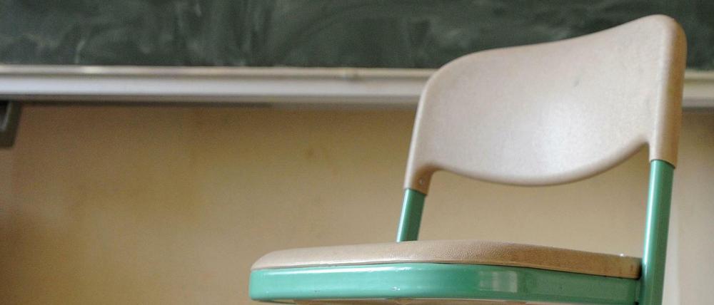Ein leerer Stuhl in einem Klassenzimmer.