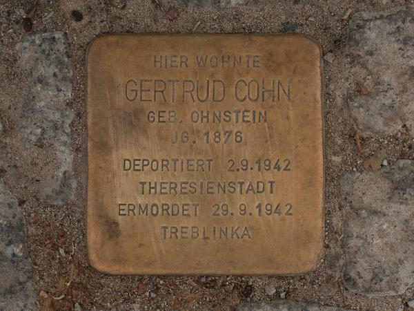 Der Stolperstein für Susis Großmutter Gertrud Cohn liegt an der Stelle am Nikolsburger Platz, an der früher das Haus Nummer 4 stand.