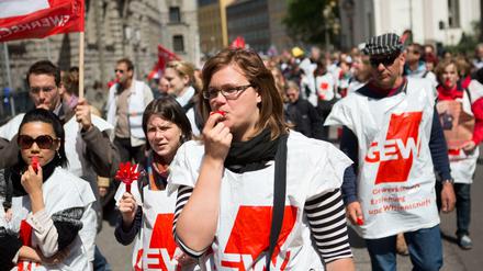 Hunderte angestellte Lehrer gingen am Montag und Dienstag in Berlin auf die Straße. Mit Trommeln und Pfeifen schafften sie sich vor den Senatsverwaltungen für Finanzen und Inneres Gehör.