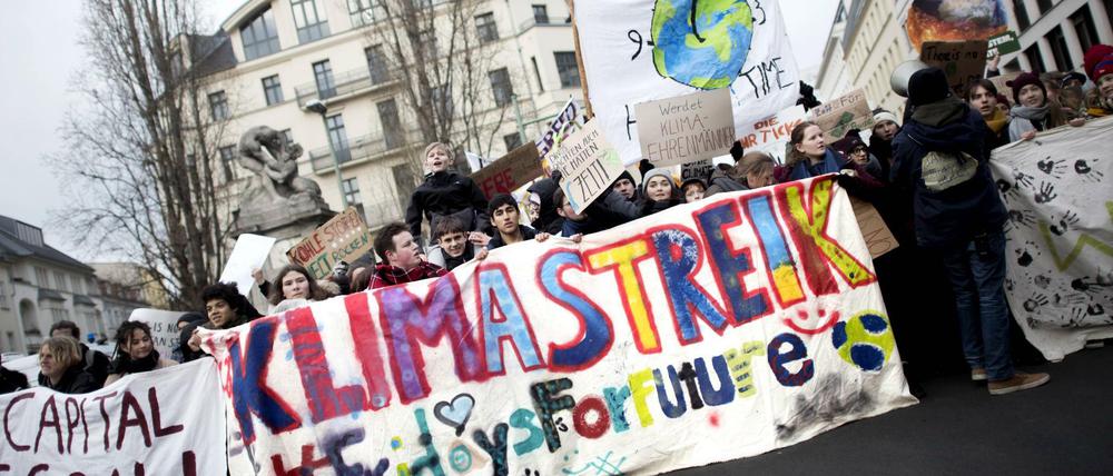 Jeden Freitag versammeln sich auch in Berlin Schüler zum Klimastreik - animiert von der Umweltaktivistin Greta Thunberg