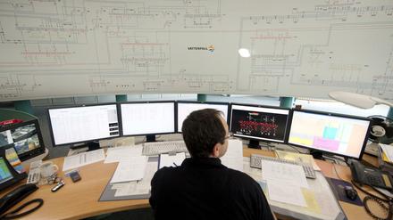 Ein Schichtingenieur arbeitet in der zentralen Netzleitwarte von Vattenfall in Berlin (Symbolbild).