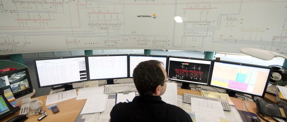 Ein Schichtingenieur arbeitet in der zentralen Netzleitwarte von Vattenfall in Berlin (Symbolbild).