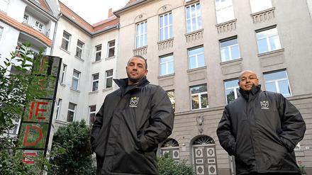 An elf Neuköllner Schulen standen bisher Wachschützer, wie hier die Sicherheitsleute vor dem Albert-Schweitzer-Gymnasium. 